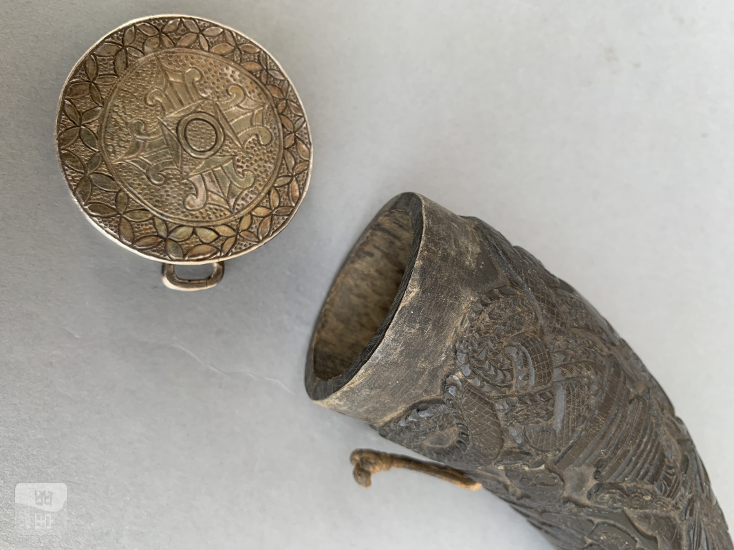 A FINE CARVED HORN MAGICAL POWDER CONTAINER - 图14